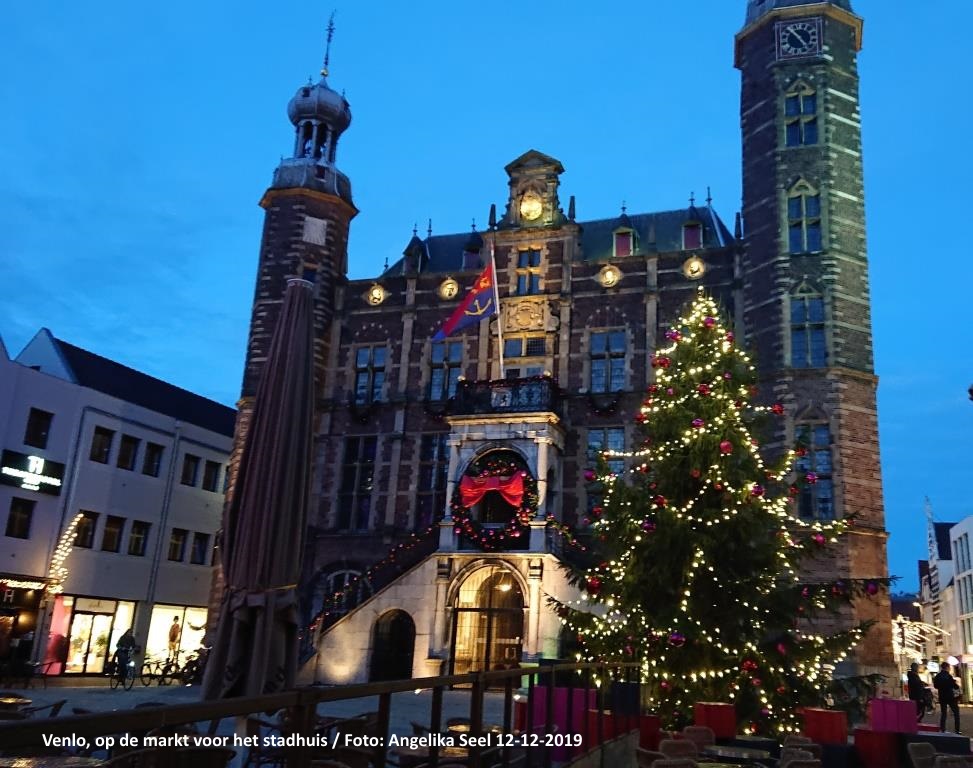 2019 12 12 kerstsfeer 2 stadhuis met kerstboom