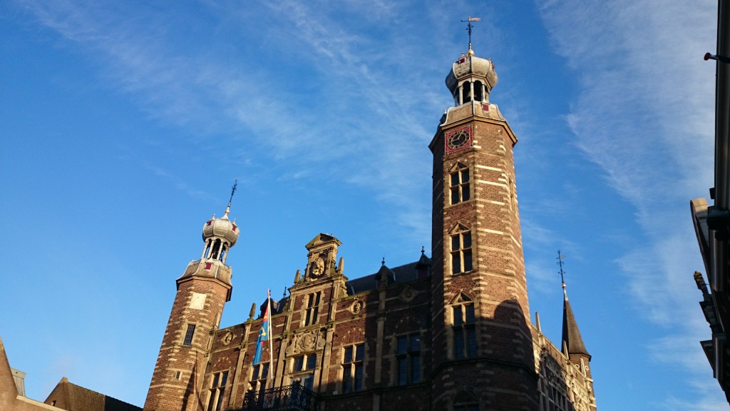 2015 11 23 Stadhuis met blauwe hemel